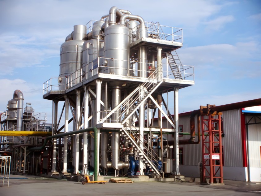 Forced external circulation vacuum evaporator